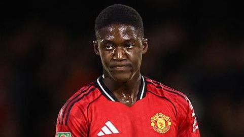 Manchester United block Mainoo loan exit, urge midfielder to compete for starting role